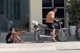 Phẫn nộ hình ảnh bé trai bị bố xích chân kéo lê trên đường phố Hải Phòng