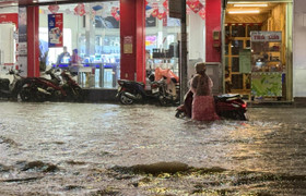 Mưa như trút, nhiều tuyến phố ở Đà Nẵng biến thành sông