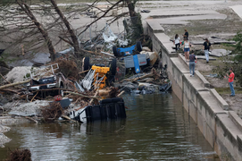 Số người chết sau trận lũ ở Texas tăng lên 43, hàng chục trẻ mất tích