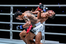 Võ sĩ Thái Lan tung tuyệt kỹ đòn chỏ, hạ gục đối thủ châu Âu sau 53 giây