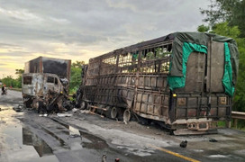 Ô tô tông nhau rồi bốc cháy, 2 tài xế thương vong