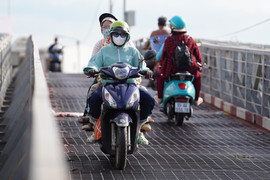 Nín thở đi qua hai cầu sắt hơn 50 tuổi xuống cấp ở cửa ngõ TP.HCM