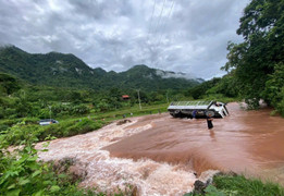 Cầu bị cuốn, ô tô lật do mưa lớn ở Nghệ An