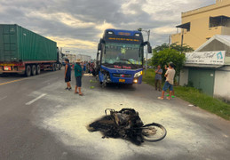 Xe máy cháy rụi sau va chạm ô tô khách, 2 người tử vong tại chỗ
