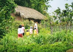 MC Minh Trang gây tranh cãi vì khuyên cha mẹ 'nghiên cứu kỹ khi đăng ký trại hè'
