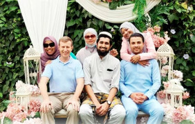 3 chị em lấy chồng Tây đến từ 3 nước, cả gia đình 'nói chuyện' bằng chỉ trỏ