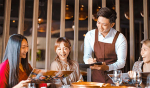 Quán thịt rán tuyển bồi bàn ‘phải có bằng đại học trở lên’ gây tranh cãi