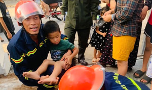 Gần 2 giờ nghẹt thở cứu bé trai 5 tuổi bị kẹt chân vào ống thoát nước