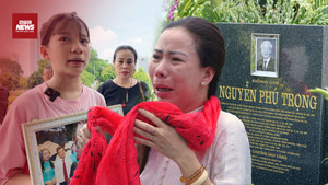 Người dân rơi nước mắt khi viếng mộ cố Tổng Bí thư Nguyễn Phú Trọng