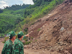 Đất đá sạt lở tràn xuống Quốc lộ 15D, đường lên Cửa khẩu quốc tế La Lay tê liệt