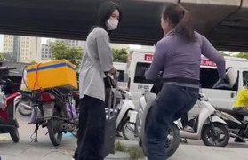 Người bán trà đá đuổi cô gái đứng trên vỉa hè Hà Nội bị phạt 2,5 triệu