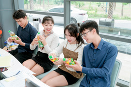 Người trẻ háo hức săn thưởng cùng Trà Xanh Không Độ để có tiền mua sắm, du lịch