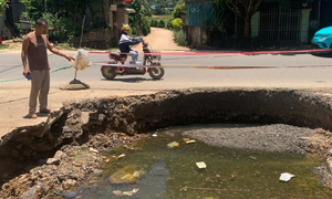 ‘Hố tử thần’ xuất hiện ở Phú Thọ 1 tháng, đổ 50 khối đất không lấp đầy