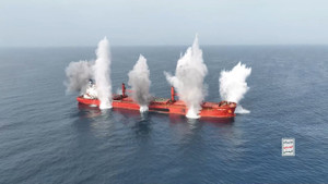 Houthi công bố hình ảnh đánh chìm tàu hàng trên biển Đỏ