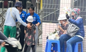 Nam sinh Hà Nội dắt theo em gái nhỏ đi thi đã đỗ lớp 10 trường top