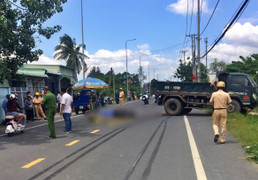 Xe máy va chạm xe tải, 2 mẹ con tử vong thương tâm ở TP.HCM