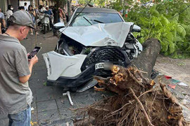 Ô tô tông loạt xe máy ở Hà Nội, 6 người bị thương