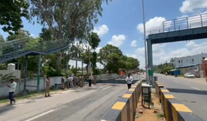 Khoảnh khắc xe đầu kéo đâm sập cầu vượt ở Ấn Độ