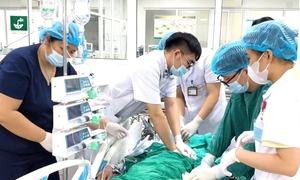 Ép tim, lọc máu cứu người đàn ông ngưng tim sau bữa ăn lòng lợn, tiết canh