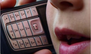 Giờ ra chơi nên cho học sinh giữ điện thoại 'cục gạch', chỉ cấm smartphone