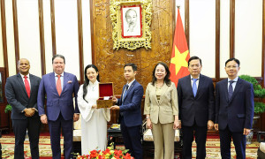 Nữ phi hành gia gốc Việt bàn giao các hạt sen giống đưa từ vũ trụ về