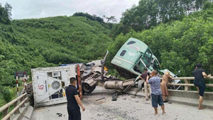 Xe container lơ lửng trên lan can cầu, Quốc lộ 12A tê liệt nhiều giờ