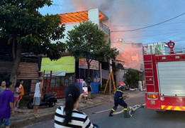 Cửa hàng sơn ở Quảng Ngãi bốc cháy ngùn ngụt kèm tiếng nổ, lửa lan sang nhà dân