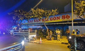 Bị phạt nồng độn cồn, tài xế gọi người đến cản trở CSGT