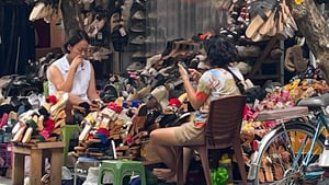 Sau 1 tháng đóng cửa im ỉm, hàng quán trên phố cổ Hà Nội mở bán trở lại