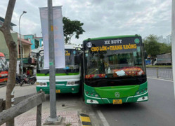 Tài xế 2 xe buýt giành khách, rượt đuổi ép xe lên vỉa hè Quốc lộ 1 