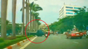 Lái xe tải leo qua dải phân cách ở Hà Nội, tài xế nói 'để sang đường cho nhanh'