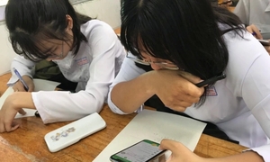 Cấm học sinh dùng điện thoại trong trường học: Nên áp dụng trên cả nước