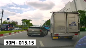 Ô tô 30M-015.15 lạng lách, chèn ép xe tải trên phố Hà Nội