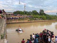 Ô tô tông 2 xe máy trước khi lao xuống sông ở Nghệ An, 1 người mất tích
