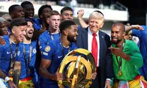 Tổng thống Trump hành động bất ngờ sau khi trao cúp, cầu thủ Chelsea bối rối