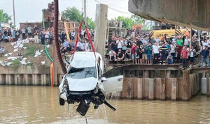 Ô tô tông hai xe máy rơi sông ở Nghệ An: Tìm thấy thi thể nạn nhân cuối cùng