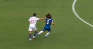 Cầu thủ PSG nhận thẻ đỏ vì giật tóc đối thủ