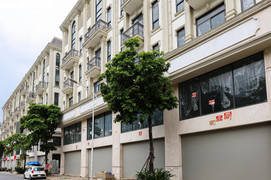 Shophouse giá chục tỷ đóng cửa im ỉm, hóa 'phố không người' trên đất vàng Hà Nội