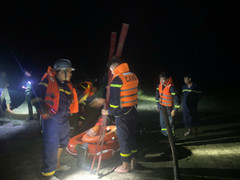 Hơn 100 người trắng đêm tìm kiếm nạn nhân mất tích dưới lòng hồ ở Đắk Lắk