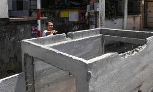 Làm đường cao hơn nền nhà cả mét, dân bắc cầu mới 'ngoi' được ra ngoài