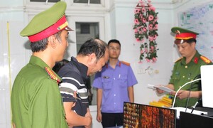 Tạm giữ tài xế ô tô tông hai xe máy rồi lao xuống sông làm 3 người chết