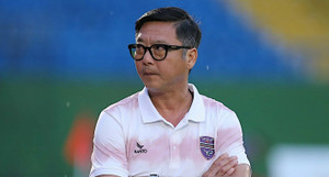 Người 3 lần giành Quả bóng Vàng Việt Nam trở lại V.League