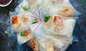 6 chiếc túi nylon trong một suất bánh tráng trộn 25 nghìn đồng