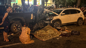 Ô tô 'điên' tông loạt phương tiện ở Hà Nội, 1 người tử vong
