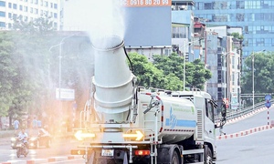 'Đại bác diệt bụi' lăn bánh, làm sạch phố phường Hà Nội