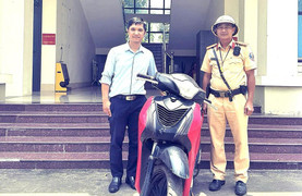 Bất ngờ nhận lại xe mô tô sau 10 năm bị mất