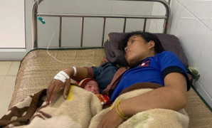 Cán bộ y tế vùng biên hỗ trợ thai phụ người Lào 'vượt cạn' giữa rừng
