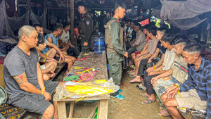 Cảnh sát băng rừng, đánh sập mỏ vàng lậu ở Sơn La