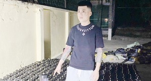 Bắt giữ nam thanh niên vận chuyển trái phép 384 bình khí cười