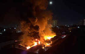 Lửa ngùn ngụt kèm nổ lớn tại kho xưởng ở Hà Nội, cảnh sát xuyên đêm chữa cháy